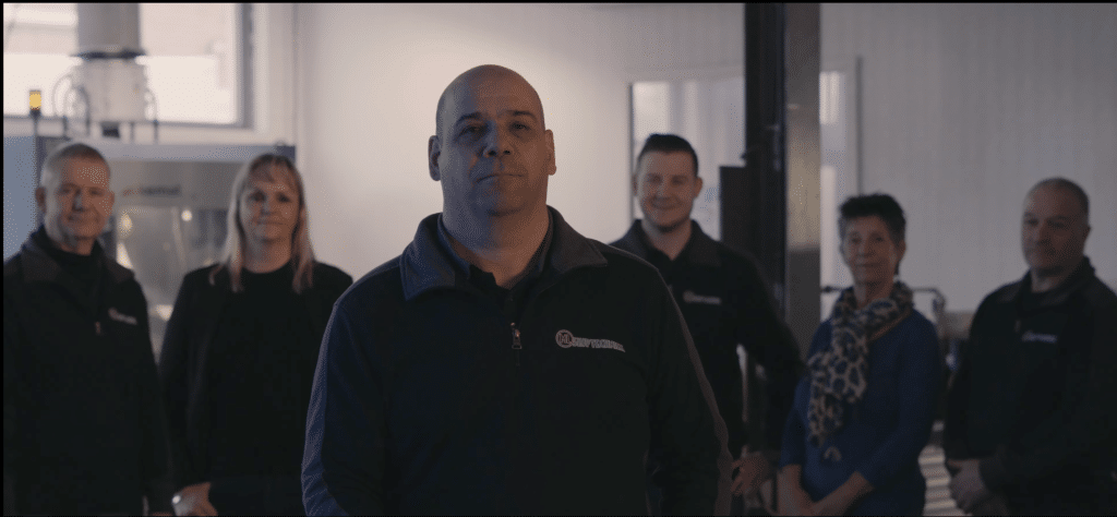 Het team van ML Slijptechniek in de werkplaats