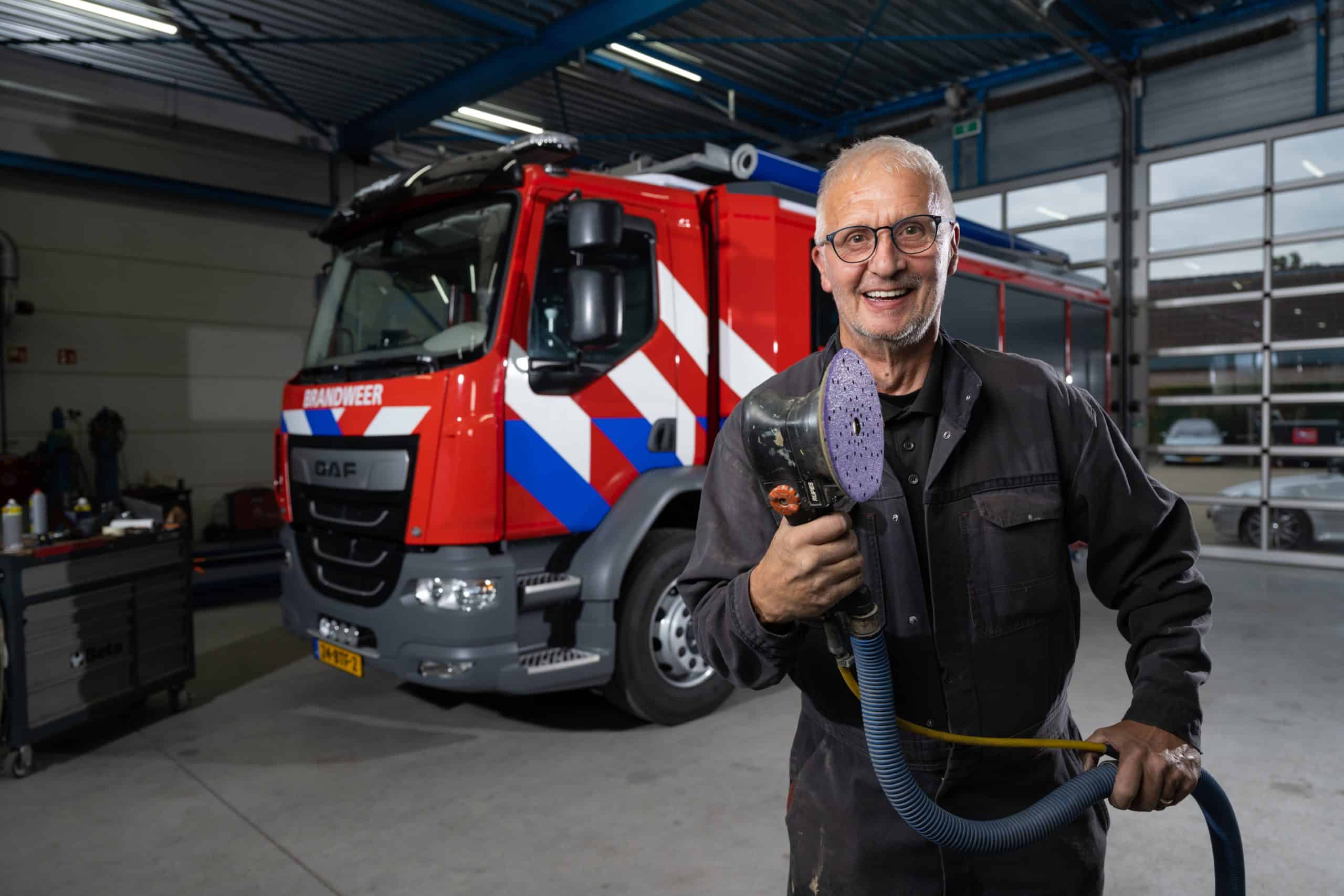 d730be09792cbdf7277234e629bb82b9f46ce66f Carrosserie Touw: vakman bij een brandweerwagen in de werkplaats