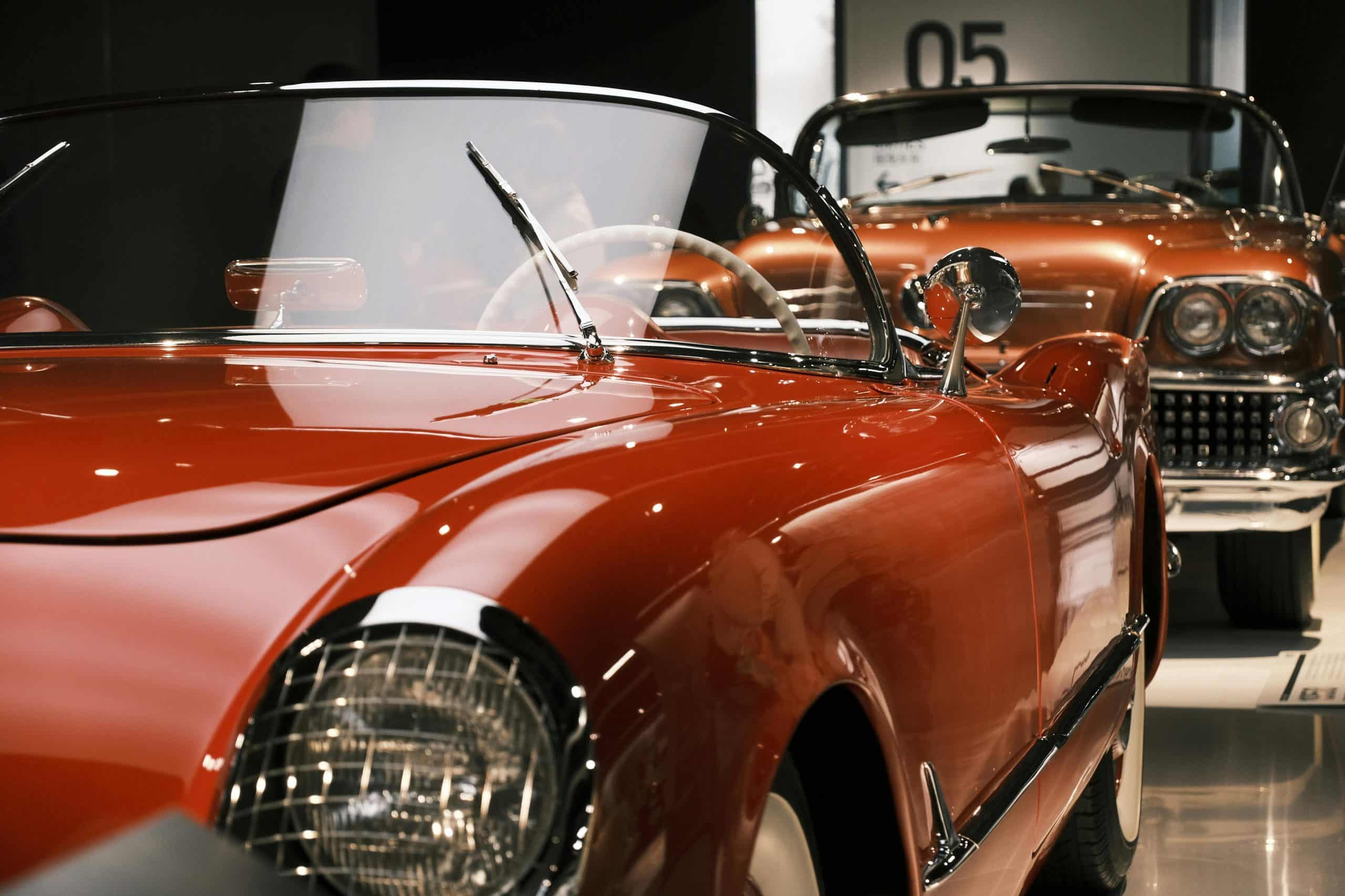 Rode klassieke sportwagen in een showroom