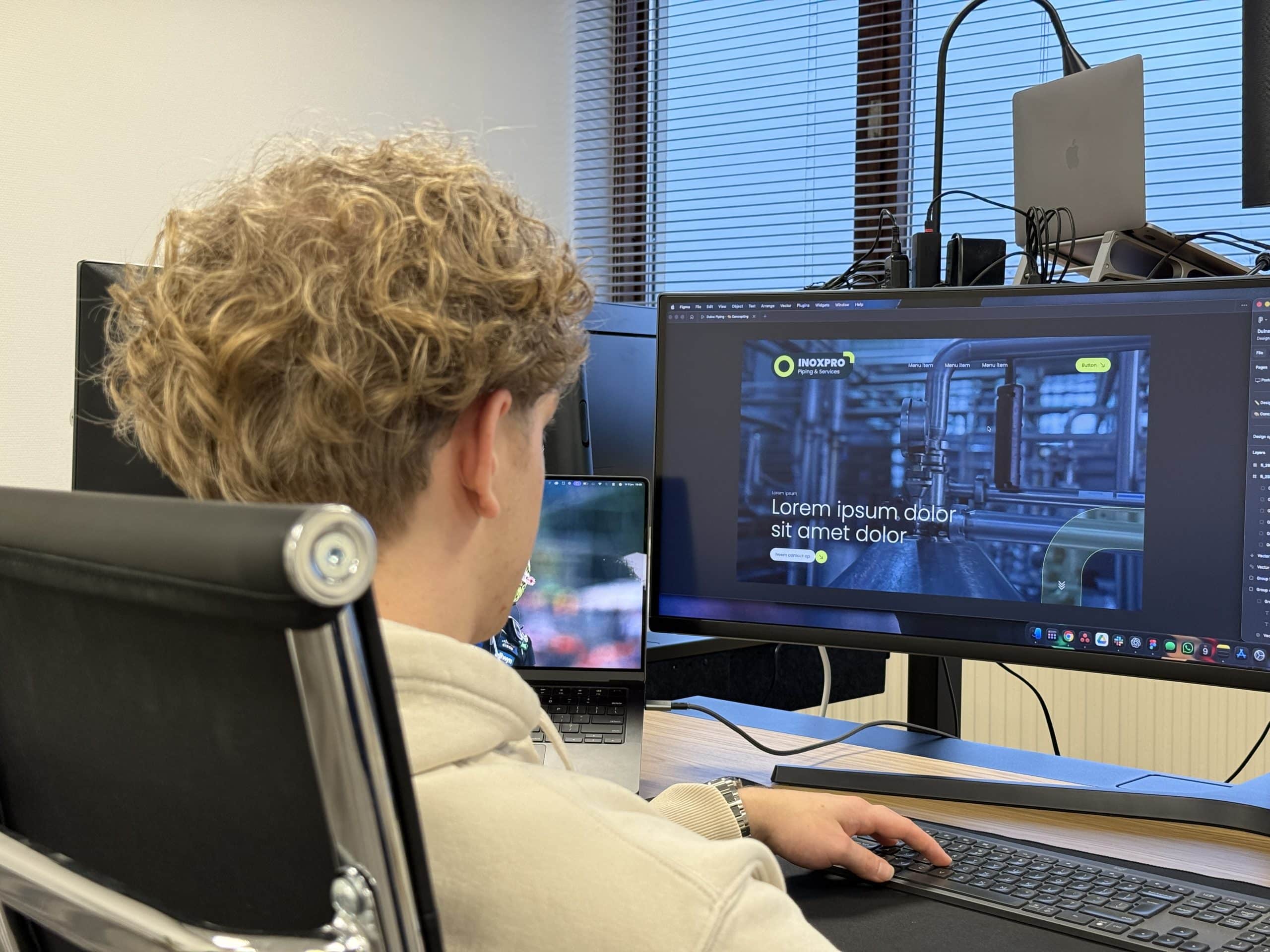 Jasper van Ambachtelijke Websites werkt aan een websiteontwerp