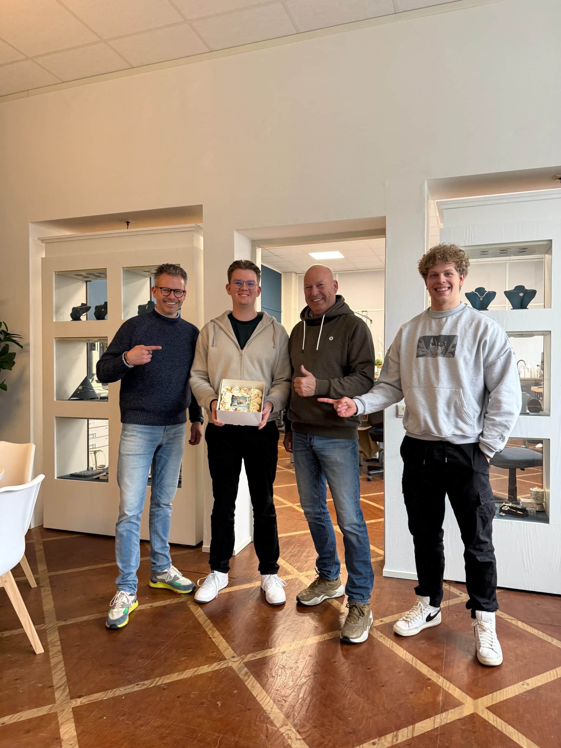 Het team van Ambachtelijke Websites met een taart